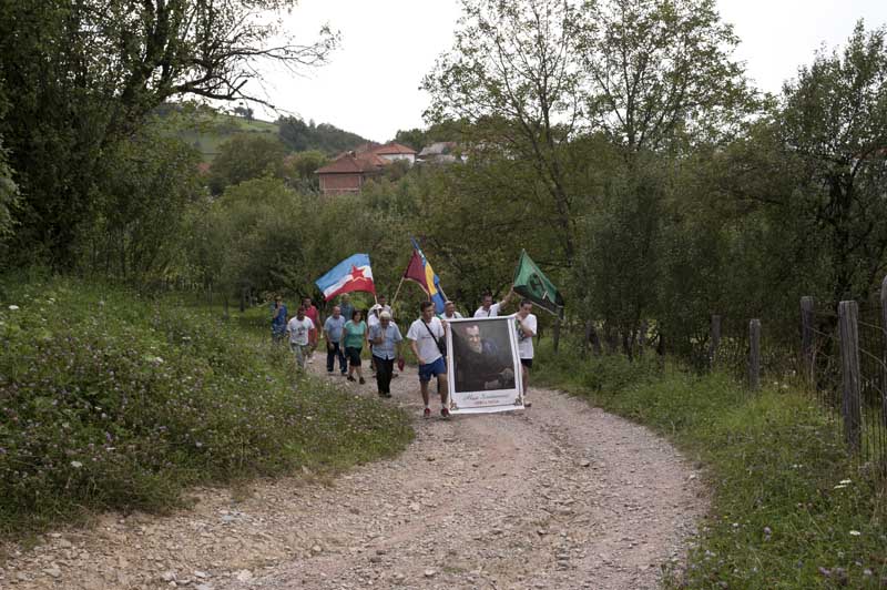 The march arriving at Sirotanović's house